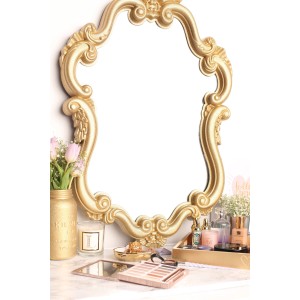 Dekoratív tükörkeret Rust-Oleum Glitter Paint Ultra Shimmer Gold effekt festékkel fújva.