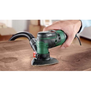 Bosch PMF 250 CES multifunkciós szerszám fa csiszolás közben.