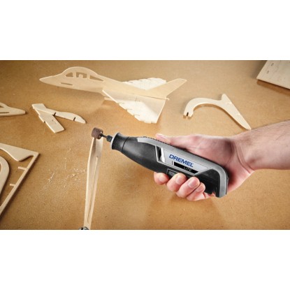 Dremel Lite 7760-15 miniatűr szerszám használat közben fa csiszolásához.