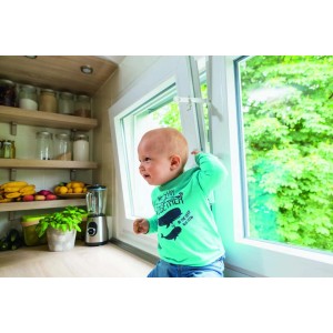 Abus JC7100 Nino ablaktartó gyermekbiztonsági eszközként az ablakon, a képen egy babával.