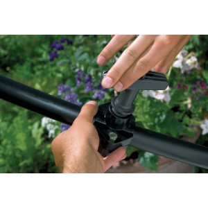 Gardena vágószerszám a csapolóhüvelyhez Micro-Drip-System csövön való használat közben.