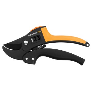 Fiskars Amboss PowerStep P83 ágvágó olló 3 fokozatú mechanizmussal, 24 mm átmérőjű ágakhoz.