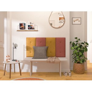 Terrakotta téglalap alakú falpárna 60x30 cm-es méretben, falpanelként a pad mögött az előszobában.