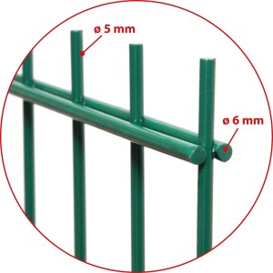 Közelkép zöld dupla huzalos kerítésről: Huzalvastagság 5/6 mm.