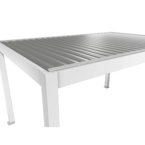 A Biohort Pergola (3x3 m) fehér-ezüst színben, teraszfedés lamellás tetővel, részletgazdag nézete.