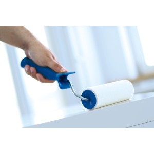 Kézben tartott LUX velúr henger (15 cm) festés közben fehér felületen.