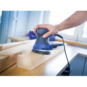Excenteres csiszoló LUX Comfort Ø 115 mm-es hálós csiszolólap készlettel fát csiszol.