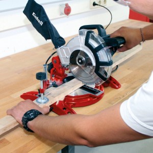 Einhell TC-MS 2112 gérvágó fűrész használat közben, fát vág egy munkapadon.