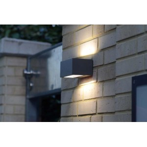 Modern Lutec Gemini LED kültéri fali lámpa antracit színben téglafalon.