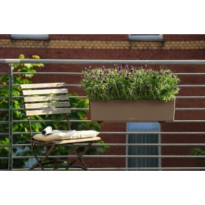Lechuza Balconera Color 80 Muskat virágláda levendulával egy erkélyen.