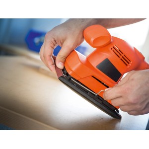 Excentercsiszoló LUX K180 csiszolópapírral fát csiszol.