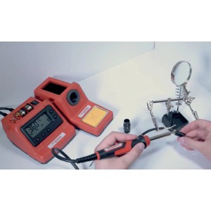 Rothenberger Industrial Digitális forrasztóállomás 60W tartozékokkal használat közben.