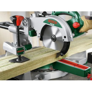 Bosch PCM 8 S gérvágó fűrész fa vágás közben. Kombinált fűrész lézerrel.