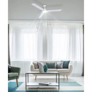 Fehér mennyezeti ventilátor világítással egy modern nappaliban. Mennyezet-megvilágító lámpák.