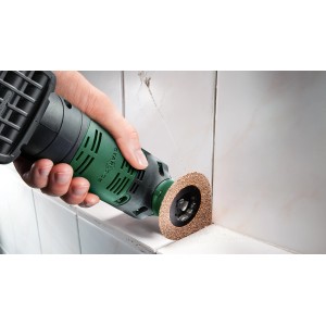 Bosch AdvancedMulti 18 akkus multifunkciós szerszám csempe fugázó eltávolítás közben.