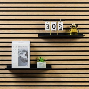 Fekete DenPanels polc (40 cm) akusztikus panelhez dekorációval és csavarokkal.