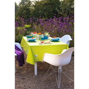 Asztal világoszöld asztalterítővel és d-c-table Butterfly terítőnehezékkel a kertben.