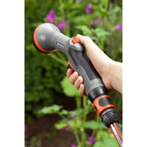 Gardena Comfort kerti locsoló kézben, szürke/narancs, érzékeny növények gyengéd öntözéséhez.