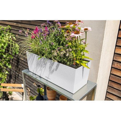Lechuza Balconera Stone 50 kvarc fehér színben, beültetett virágláda öntözőrendszerrel.