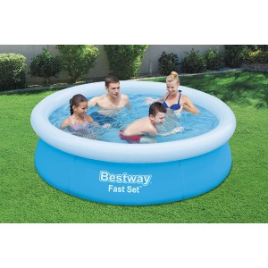 Kék Bestway Fast Set medence, Ø 183 cm, családdal a vízben.