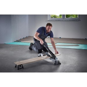 Férfi lamináltat vág a wolfcraft VLC 1000 vinyl- és lamináltvágóval. Eszköz laminált és parkettához.