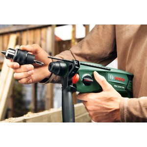Bosch PBH 2500 SRE (600 W) fúrókalapács tokmánnyal használat közben.