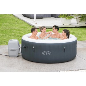 Bestway Lay-Z-Spa Bali AirJet felfújható pezsgőfürdő 4 emberrel a kertben.