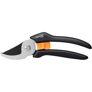Fiskars Bypass metszőolló Solid P121, kerti olló tapadásmentes bevonattal.
