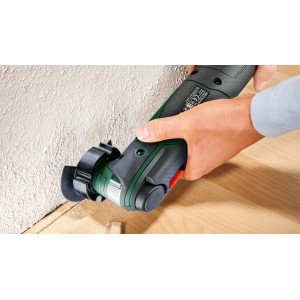 Bosch AdvancedMulti 18 V akkus multifunkciós szerszám használat közben fát vág.
