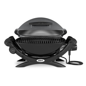 Weber Q 1400 sötétszürke elektromos asztali grill nyitott fedéllel és grillráccsal.