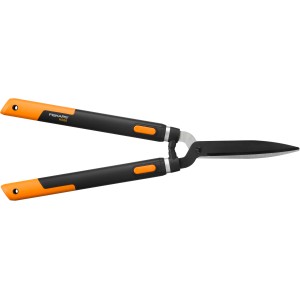 Fiskars SmartFit HS86 teleszkópos sövénynyíró fekete nyéllel és narancssárga díszítéssel.