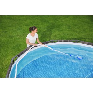 Nő tisztítja a medencét Flowclear Aquasweeper medencetisztítóval, 670 cm-ig.