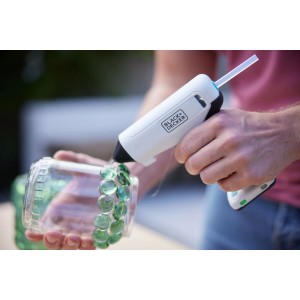 Black+Decker akkus ragasztópisztoly zöld üvegkövekkel díszít egy üveget.