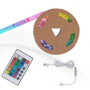 LED szalag tekercsen távirányítóval és USB kábellel.