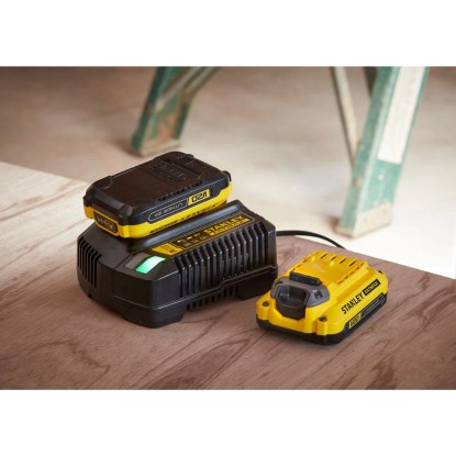 Stanley Fatmax V20 gyorstöltő akkumulátorral a töltőállomáson és külön akkumulátorral.
