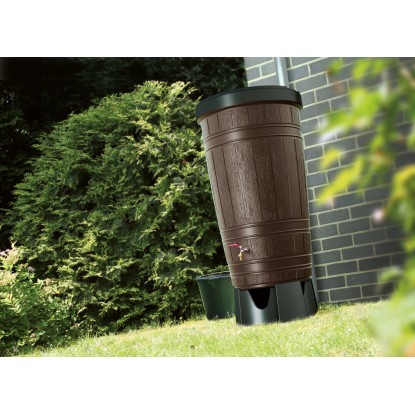 Barna Waterform Woodcan 265 l-es fa hatású esővízgyűjtő csappal a kertben.