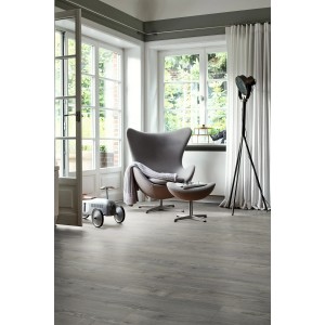 Lerakott Egger NatureSense Aqua laminált padló szürke színben, vízálló és illeszkedik a modern lakberendezési stílushoz.