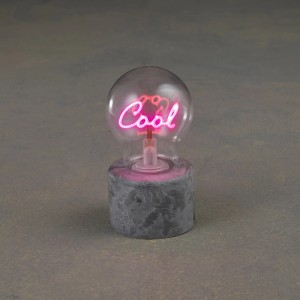 Mica Decorations Cool LED asztali lámpa, 15 cm magas, világító felirattal beltéri és kültéri használatra.