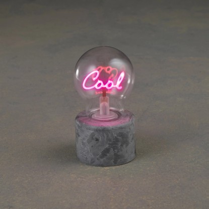 Mica Decorations Cool LED asztali lámpa, 15 cm magas, világító felirattal beltéri és kültéri használatra.