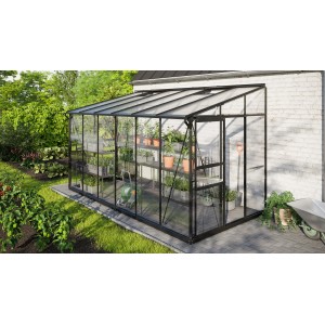 Vitavia Ida 7800 üvegház, fekete színű, falhoz támasztott üvegház növényekkel a polcokon a kertben.