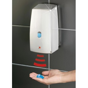 Wenko Senso-Matic króm infravörös szappanadagoló a fürdőszobában, kézzel az érzékelő alatt.