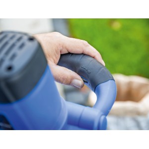 Kéz a kék LUX keverő 1400 W fogantyúján, részletfotó.