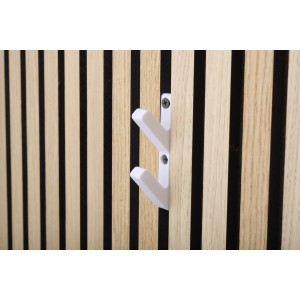 Fehér Denpanels 3D akasztók akusztikus panelekhez, 2 darabos készlet, fa panel falra szerelve.