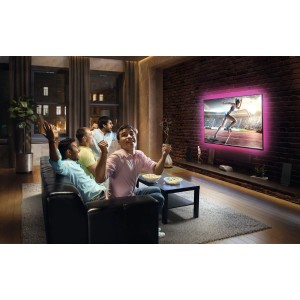 Hangulatvilágítás: Osram LED szalag a TV-n, ünneplő emberek a kanapén.