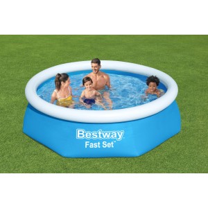 Kék Bestway Fast Set medence (Ø 244 cm) családdal a kertben.
