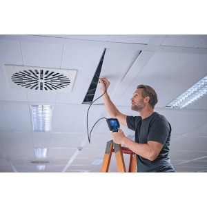 Férfi ellenőrzi a mennyezetet Bosch GIC 12V-4-23 C vizsgáló kamerával, horoggal és mágnessel ellátott vizsgáló eszköz.