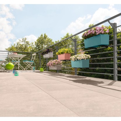 Több Lechuza Balconera Color virágláda különböző színekben az erkélykorláton.