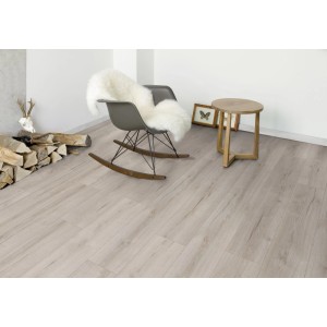 Kaindl Poseidon Bali Oak laminált padló, vízálló, 7 mm. Nappali világos fa hatású laminált padlóval.