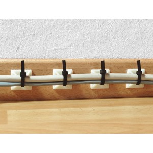 Fehér, öntapadós kábelkötegelő talpak 19x19 mm-es méretben, kábeleket rögzítenek egy falécen.