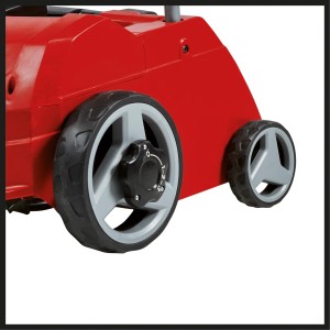 Közelkép: Piros Einhell GC-ES 1231/1 elektromos gyepszellőztető kerekekkel és mélységállítással.